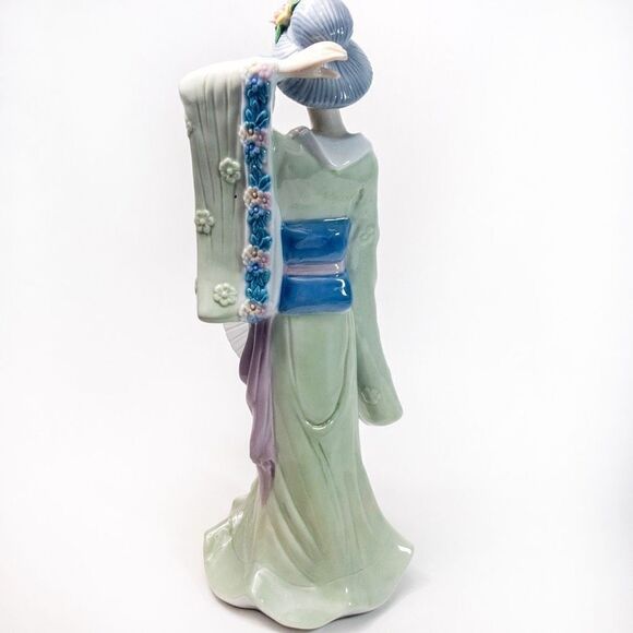 Fine Porcelain Japanese Geisha Statuette in Pastels - Picture 6 of 9